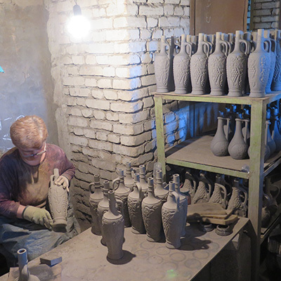 手作業で作られる陶器ボトルの製造現場