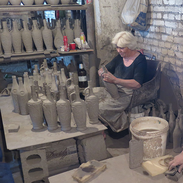キンズマラウリ社で陶器ボトル製造を見学