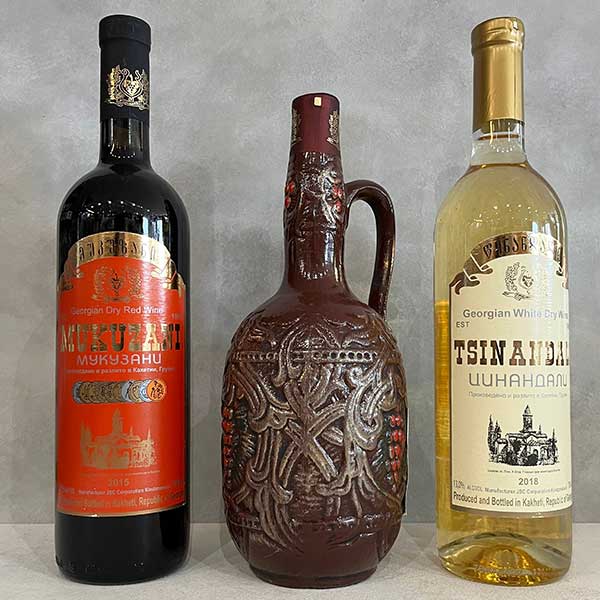 ジョージアの伝統製法「クヴェヴリ製法」により醸造したジョージア独特の希少ワイン
赤ワイン×2本、白ワイン×1本を期間限定でお得な価格でセットに致しました。和光カタヤマ